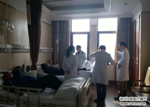 昨天，120拉來了兩個在澡堂暈倒的老人，內(nèi)科醫(yī)生：冬天別讓老人單獨進(jìn)澡堂，后果你可能承受不起